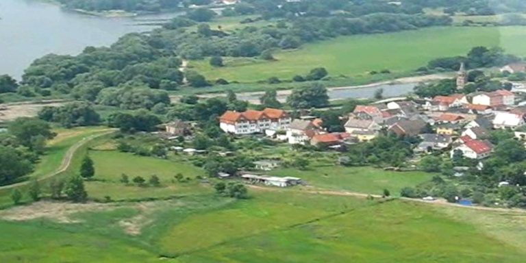 Hotel ElbRivera umrahmt von Wiesen und Natur