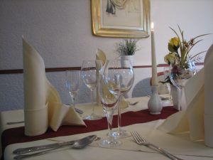 romantisch eingedeckter Tisch für ein Candle-Light-Dinner