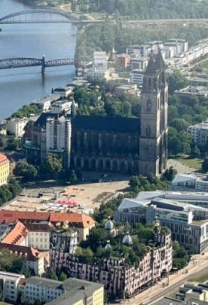 Dom und Hundertwasserhaus in Magdeburg in der Nähe des ElbRivera Hotel Magdeburg
