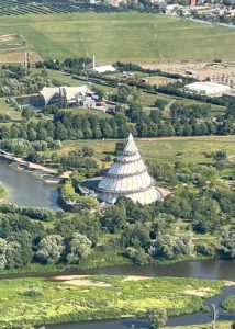 Jahrtausendturm im Elbauenpark aus der Luft