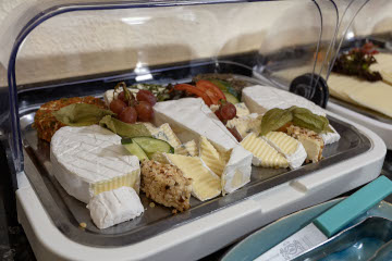 Käseplatte auf dem Frühstücksbufett im ElbRivera Hotel Magdeburg