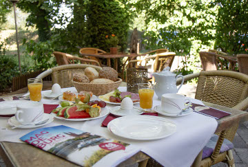 Frühstückstisch im Biergarten im ElbRivera Hotel Magdeburg