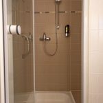 Dusche im Zimmer im ElbRivera Hotel Magdeburg