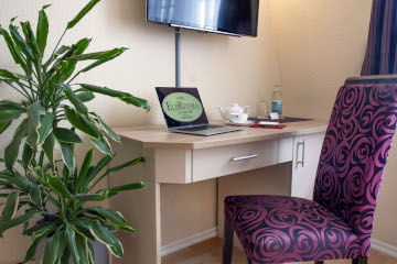 Desk im Einzelzimmer im ElbRivera Hotel Magdeburg