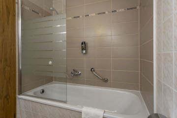 Badewanne im Zimmer im ElbRivera Hotel Magdeburg